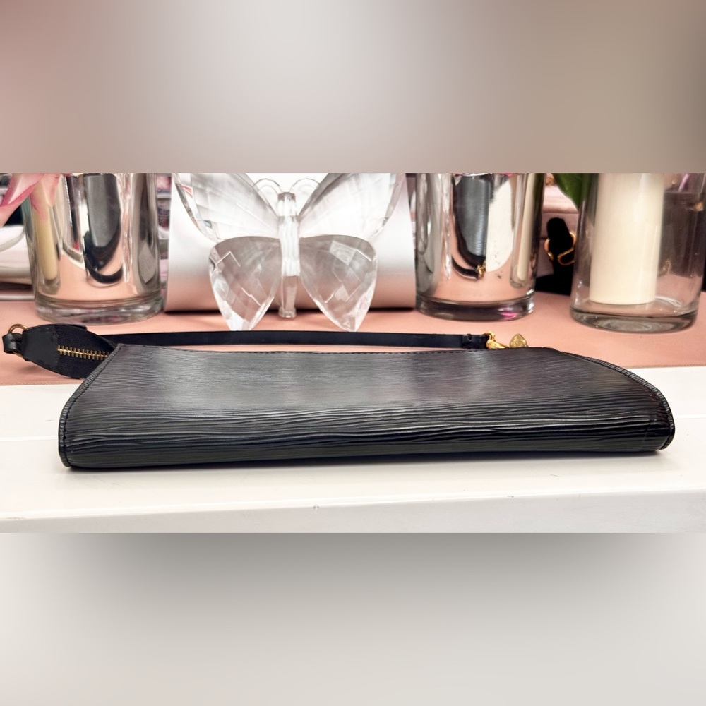 Louis Vuitton Black Epi Pochette - Picture 8 of 12